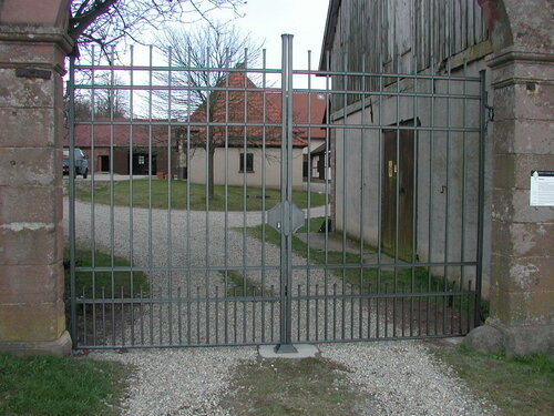 Geschmiedetes Zugangstor zu einem Gutshof