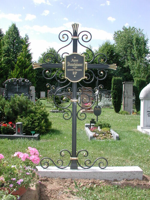 Klassisches Grabkreuz in Stahl