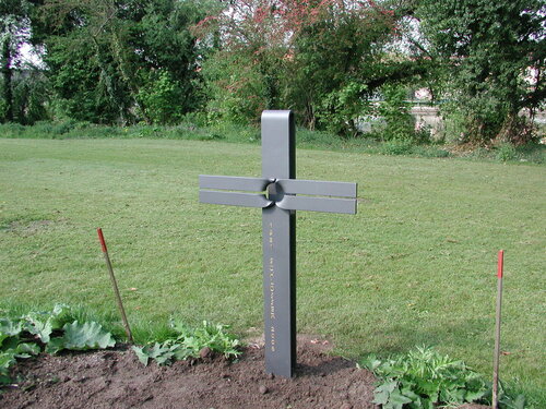 Modern gestaltetes Grabkreuz