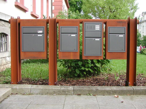 Briefkastenanlage in Rostoptik, Höhe 1300 mm