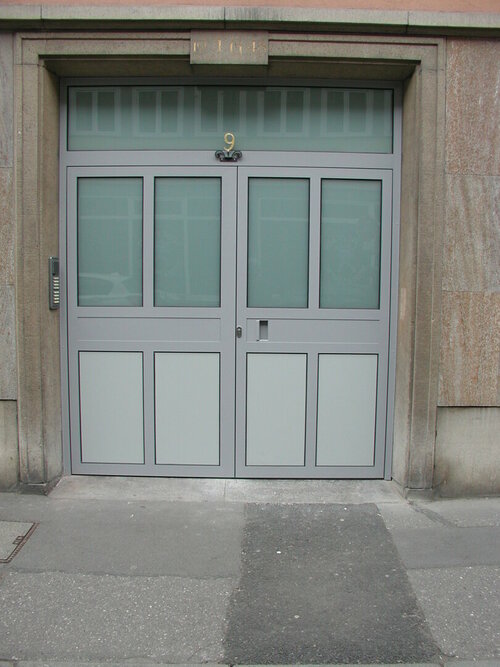 Hofeinfahrtstor in Stahlprofilen